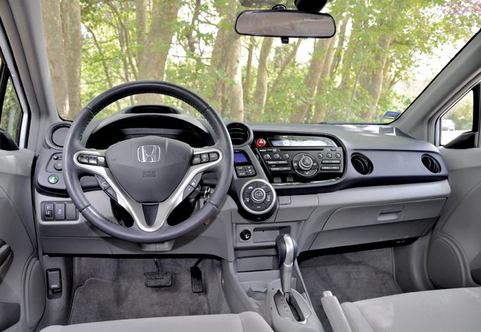 Φουτουριστική σχεδίαση και προσεγμένη ποιότητα κατασκευής χαρακτηρίζουν το εσωτερικό του Insight. 